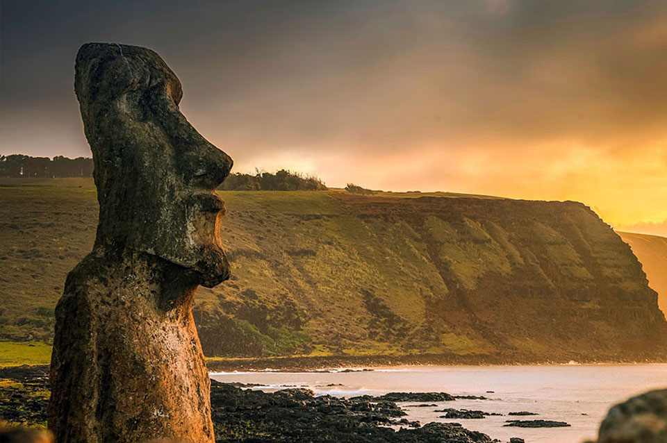 Isla de Pascua y Santiago