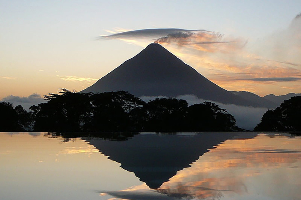 Costa Rica Única: Amanecer en el Volcán Desde Monterrey