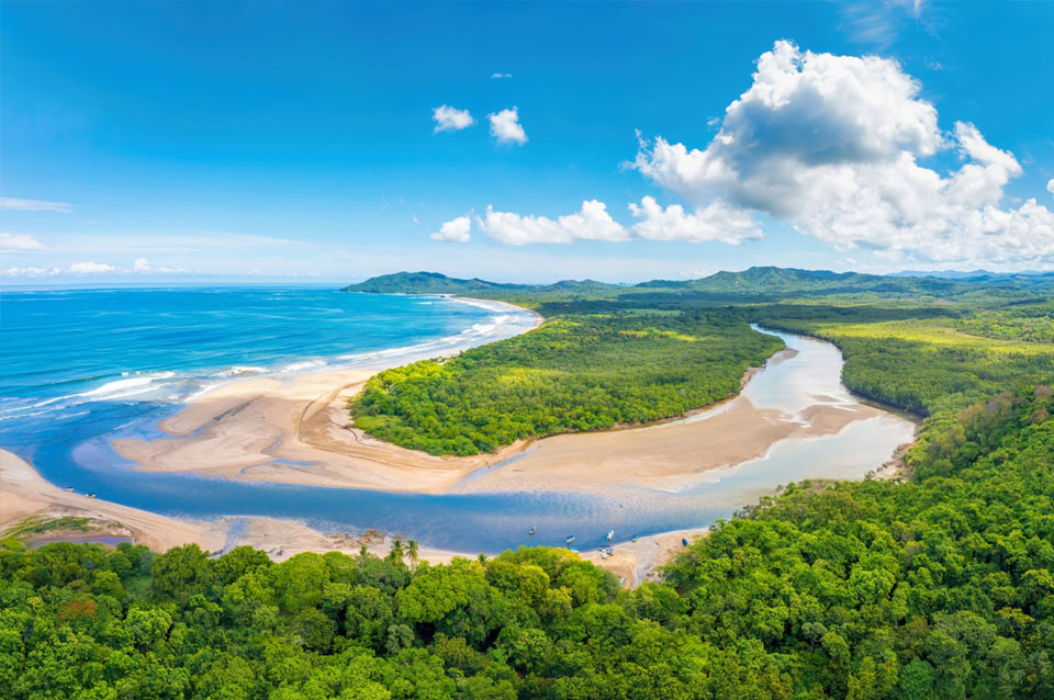 Costa Rica Ciudad, Volcán y Playa Desde Monterrey